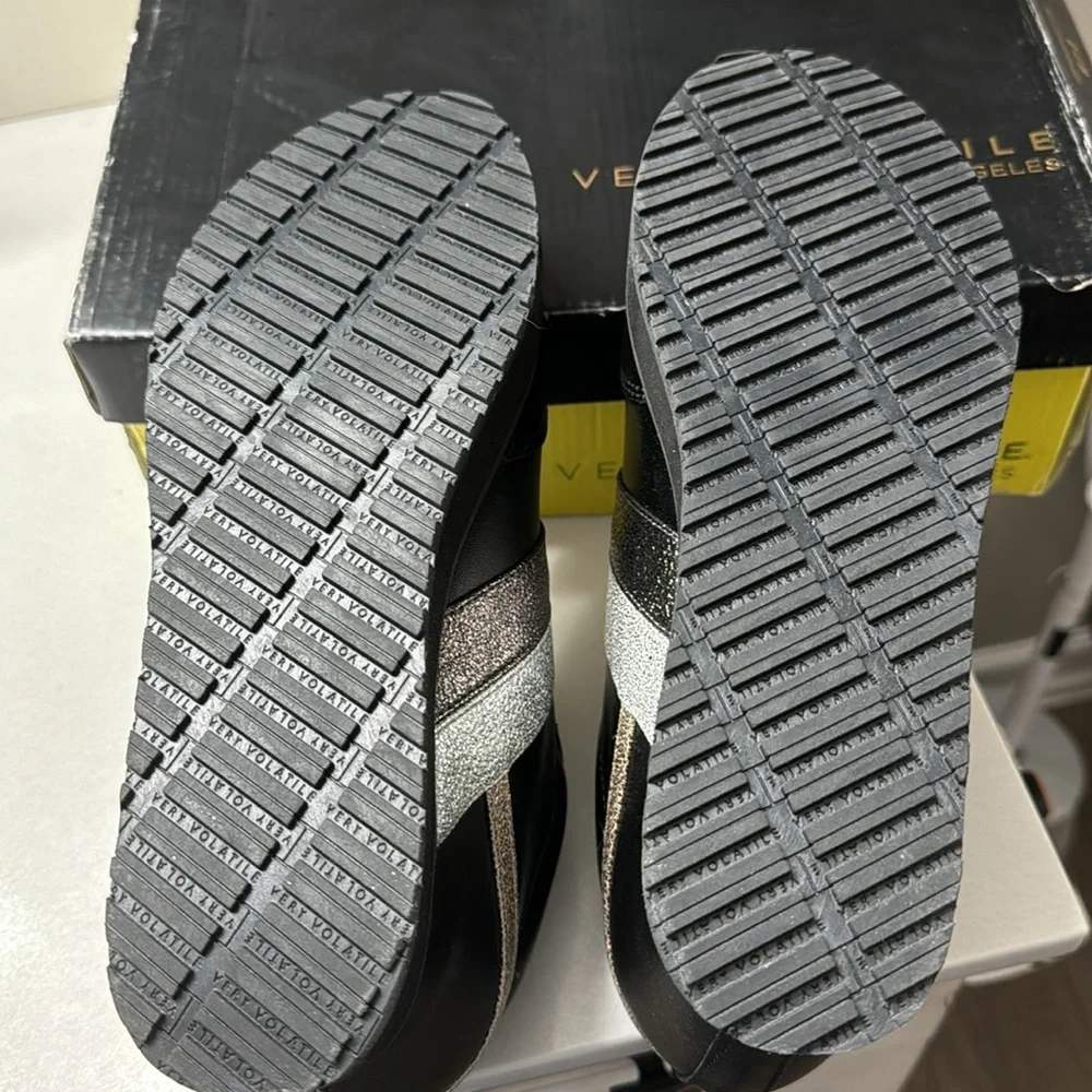 NIB Very Volatile Platform Sneakers. Size 8.5 - Picture 3 of 5